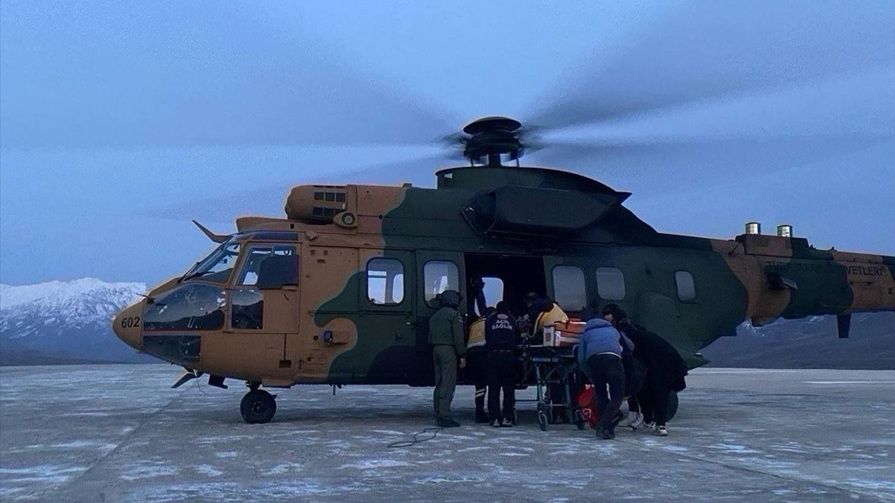Hakkari'den Van'a Acil Tahliye: Hasta Bebek Helikopterle Taşındı