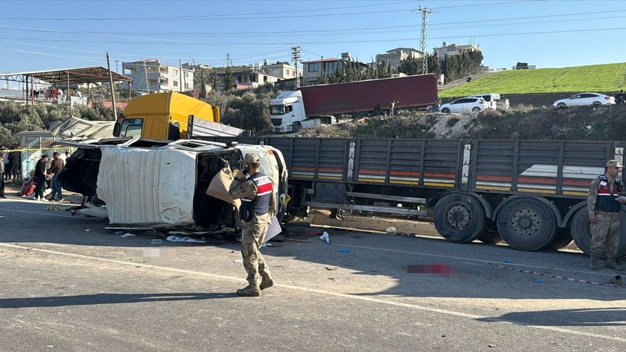 Hatay'da İşçi Servisi Tıra Çarptı