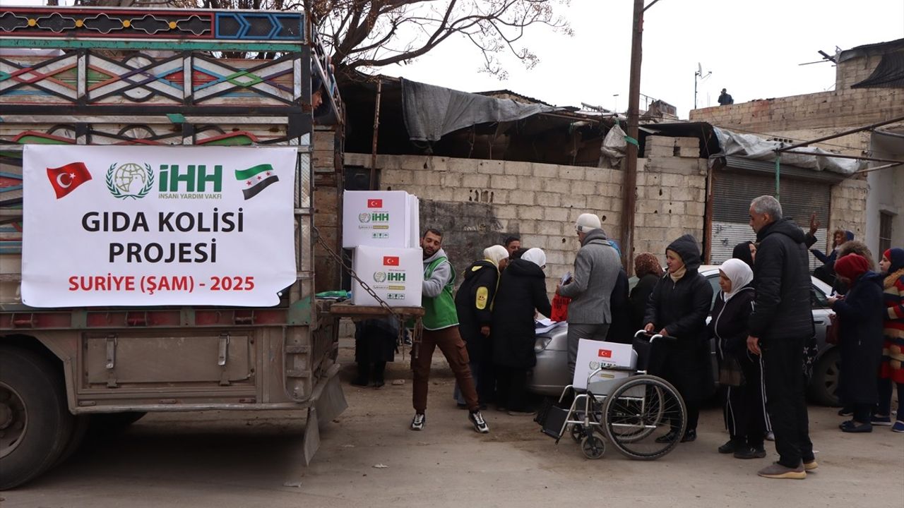 İHH, Suriye’de Filistinli Ailelere Gıda Yardımı Yapıyor