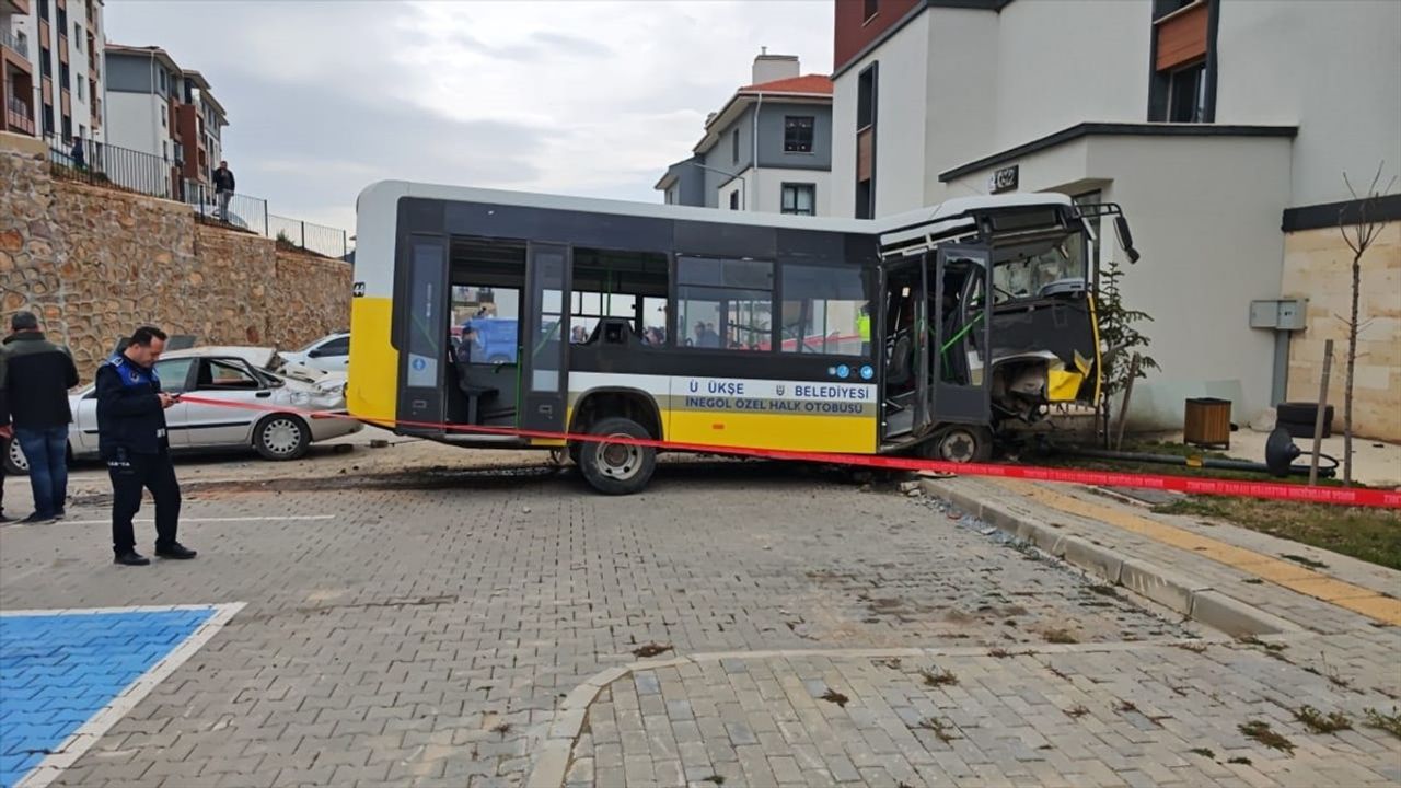 İnegöl'de Halk Otobüsü İstinad Duvarını Aştı