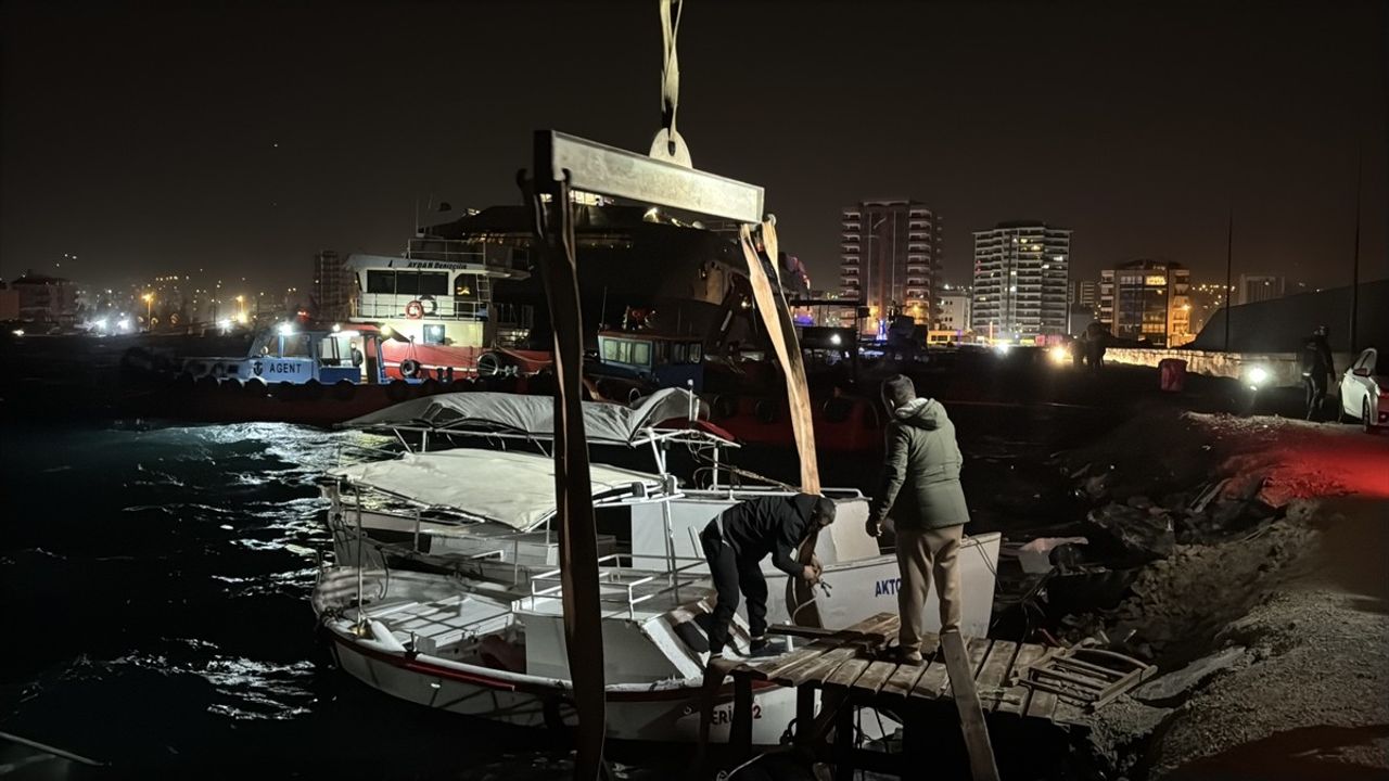 İskenderun'da Şiddetli Fırtına Hayatı Olumsuz Etkiledi