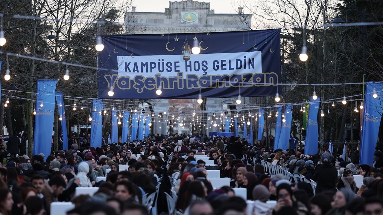 İstanbul'da AK Parti Gençlik Kolları'ndan Geleneksel İftar Etkinliği