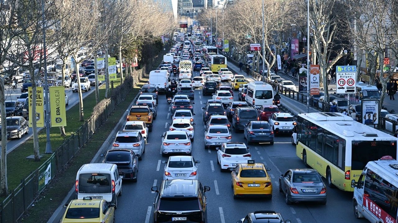 İstanbul'da Akşam Trafik Yoğunluğu Yükseliyor
