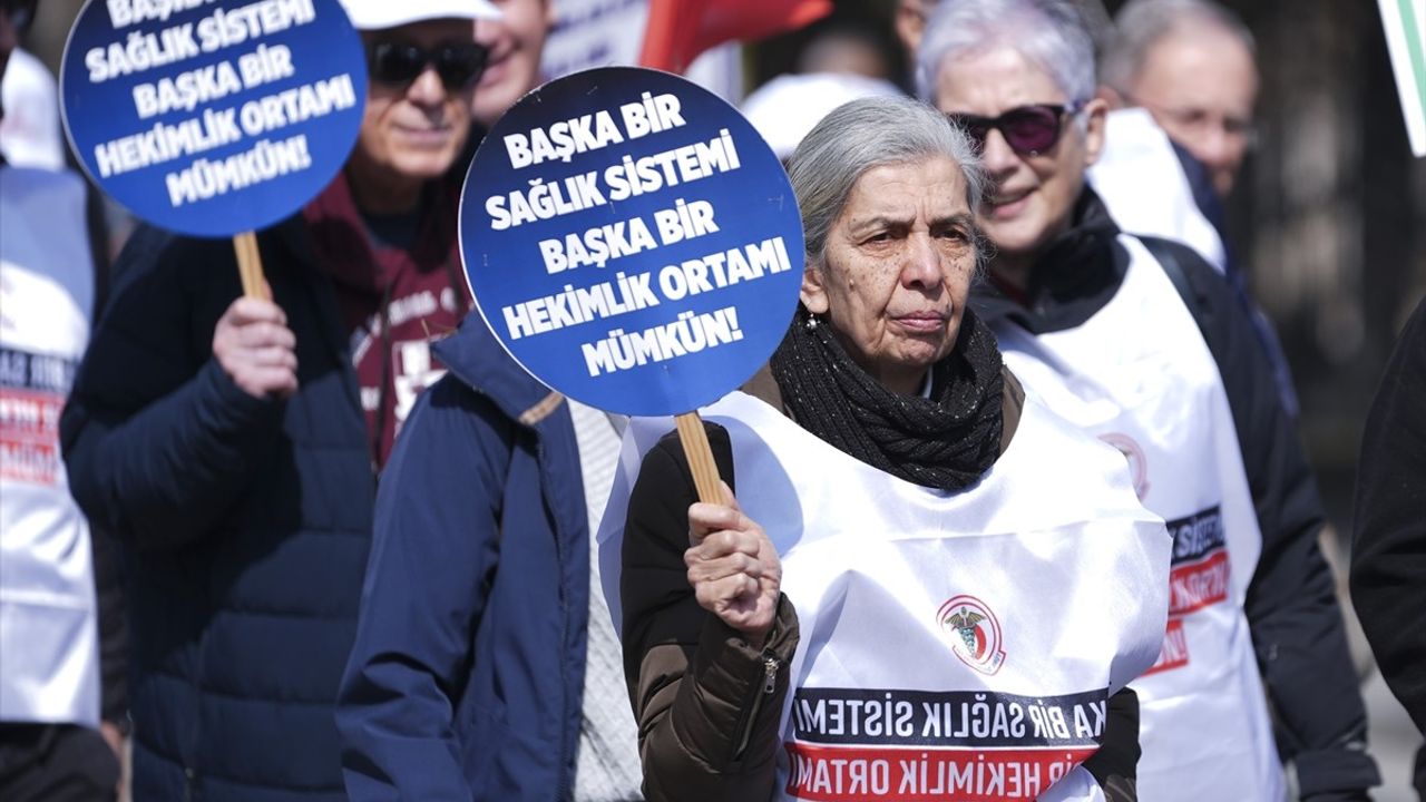 İstanbul'da Geleneksel Büyük Hekim Yürüyüşü Düzenlendi