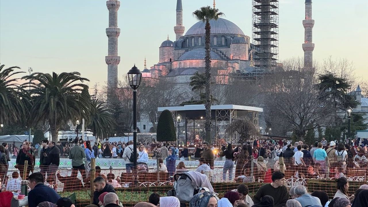 İstanbul'da Güneşli Havada İftar Keyfi