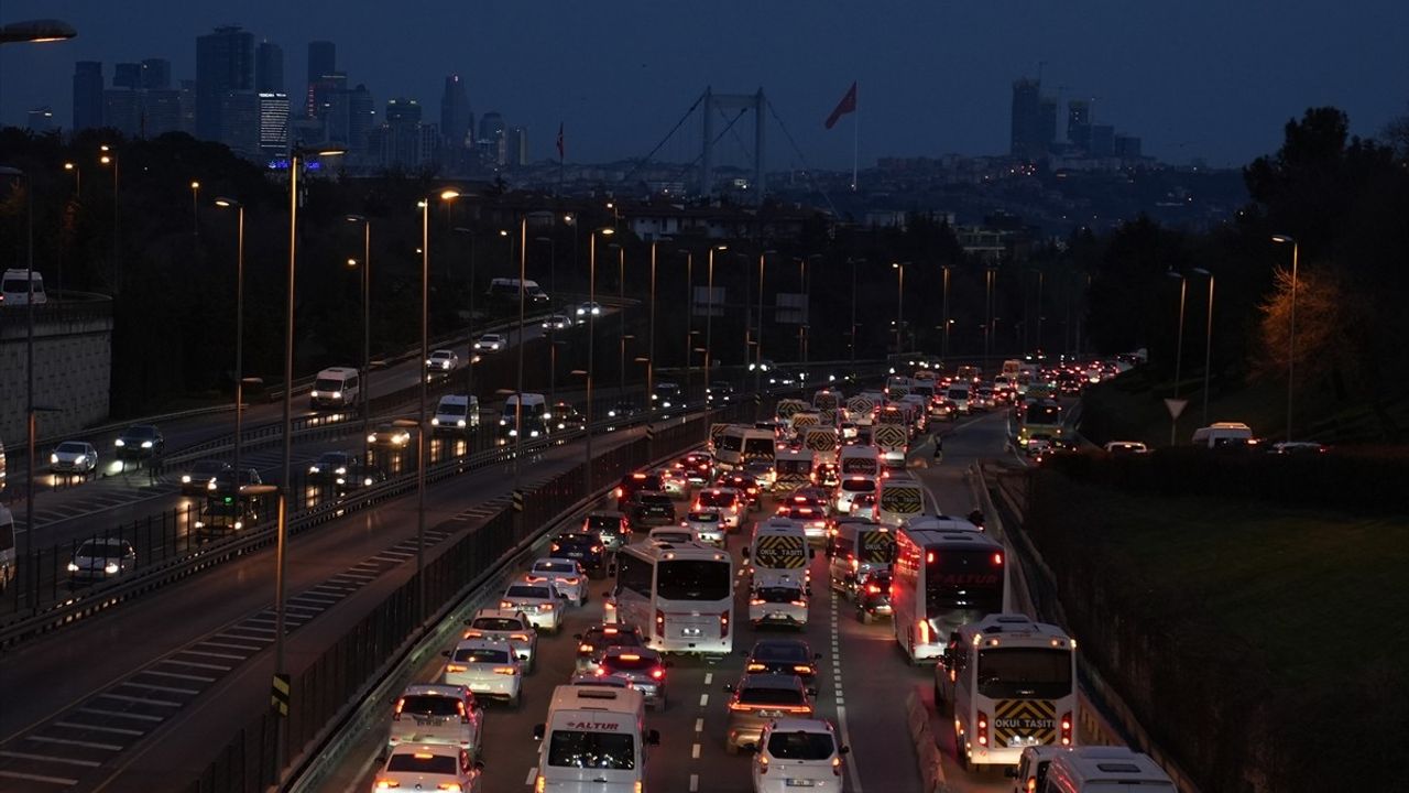 İstanbul'da Haftanın İlk İş Gününde Trafik Sıkışıklığı