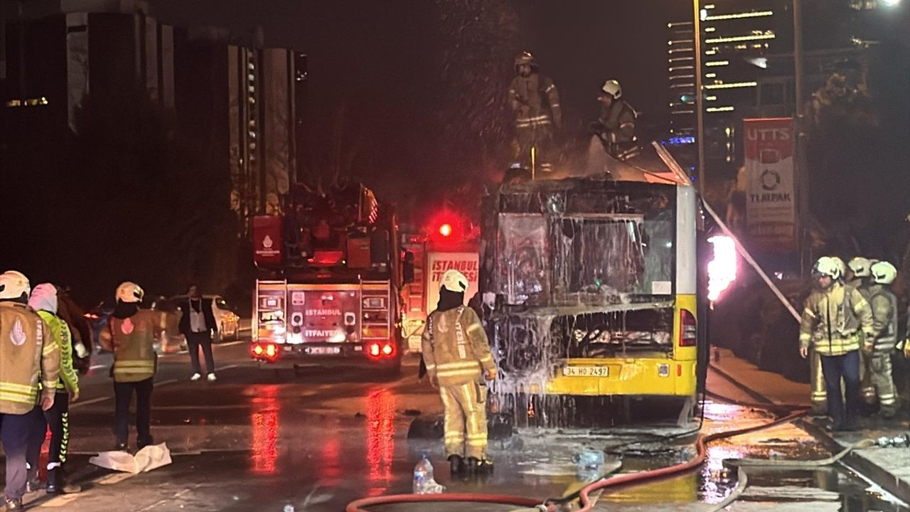 İstanbul'da Özel Halk Otobüsü Yangını: Kullanılamaz Hale Geldi