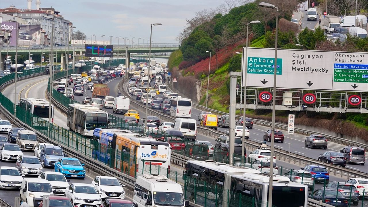 İstanbul'da Trafik Yoğunluğu Akşam Saatlerinde Yüzde 81'i Aştı
