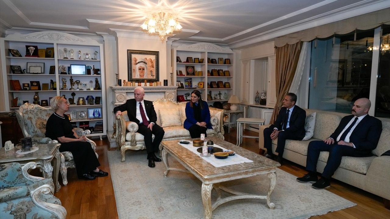 İstanbul Valisi Gül'den Edip Akbayram'ın Ailesine Taziye Ziyareti