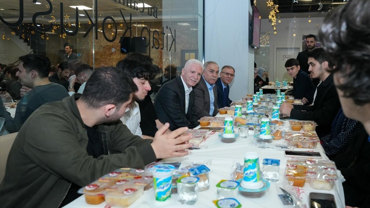 İstanbul Valisi Gül, Gençlerle İftar Yaptı
