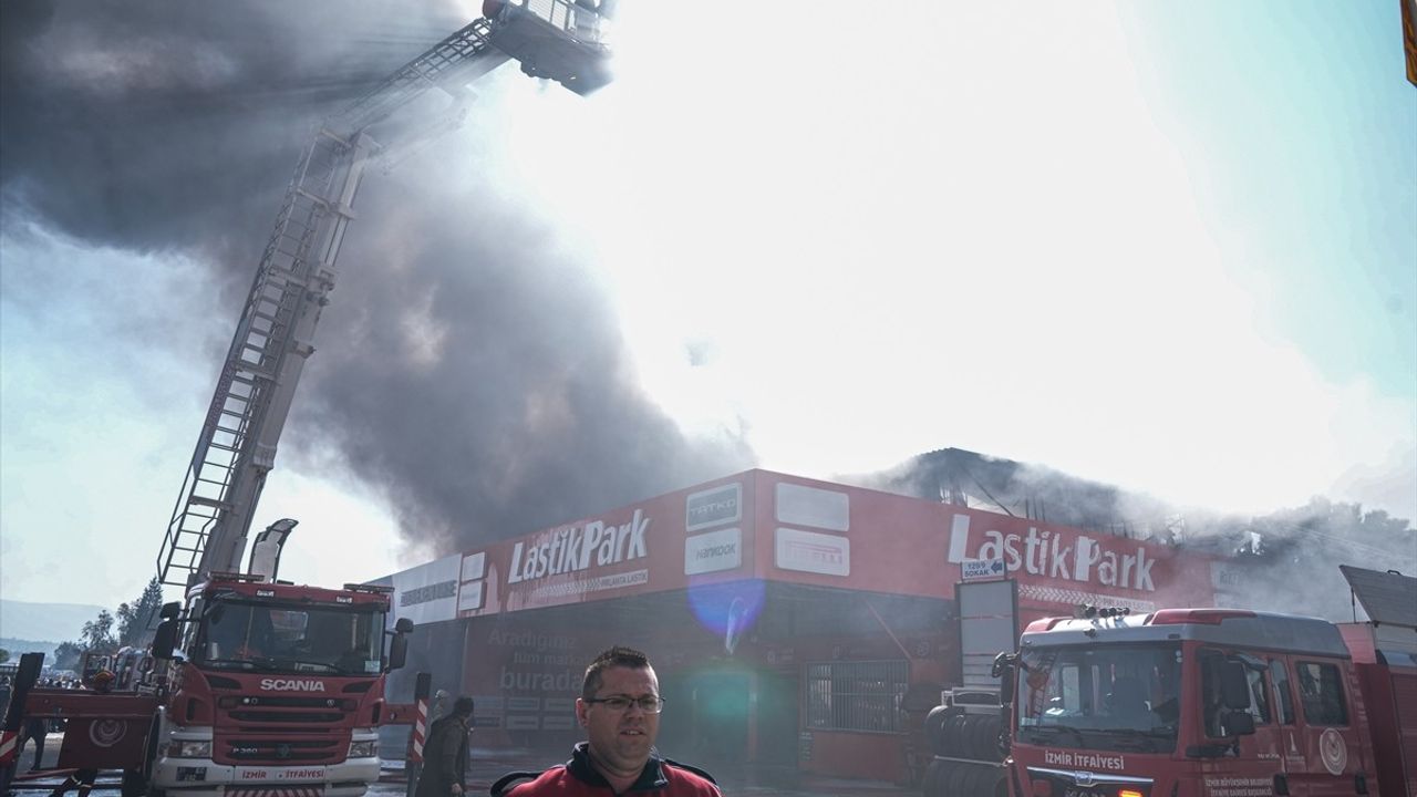 İzmir Bornova'da Oto Lastikçide Yangın