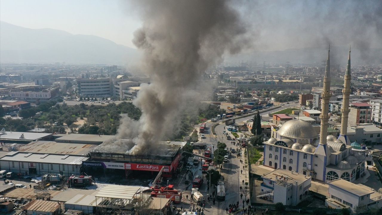 İzmir Bornova'da Oto Lastikçide Yangın Kontrol Altına Alındı