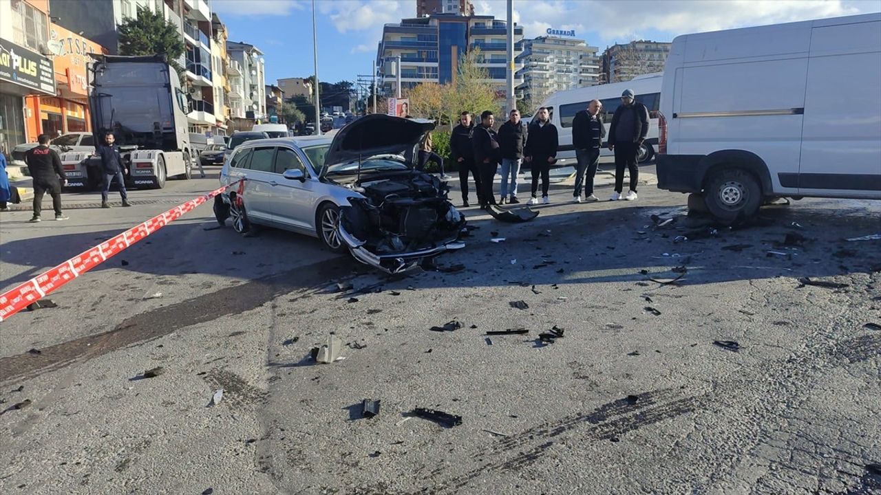 İzmir'de 3 Araçlı Trafik Kazası Görüntülendi