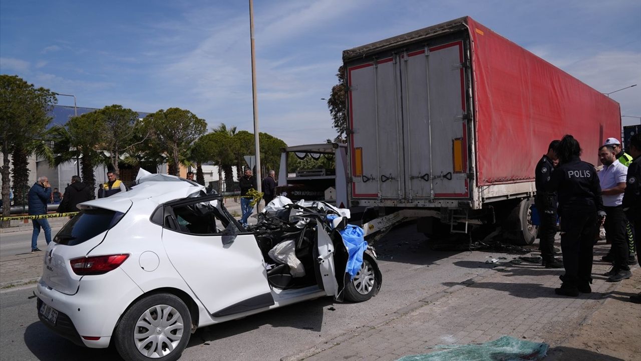 İzmir'de Otomobil Tıra Çarptı: Sürücü Hayatını Kaybetti