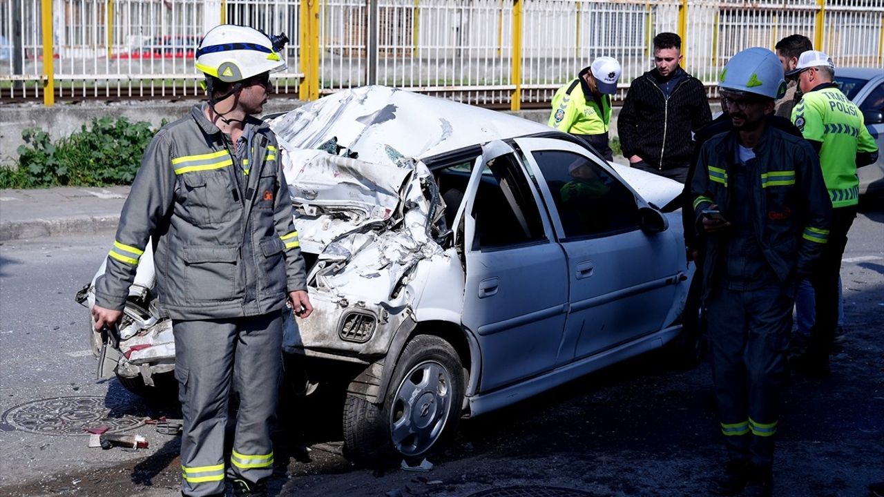 İzmir'de Park Halindeki Araçlara Çarpan Otomobil Kazası