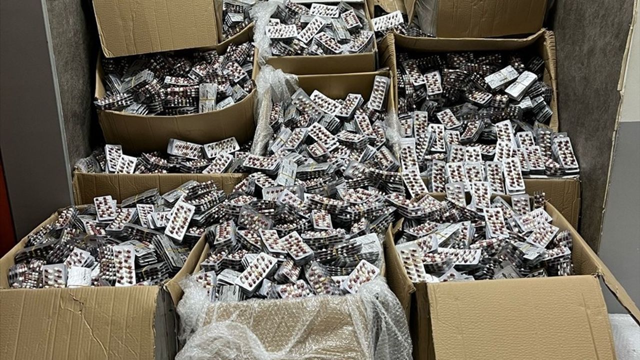 İzmir'de Uyuşturucu Operasyonu: 275 Bin 800 Hap Ele Geçirildi