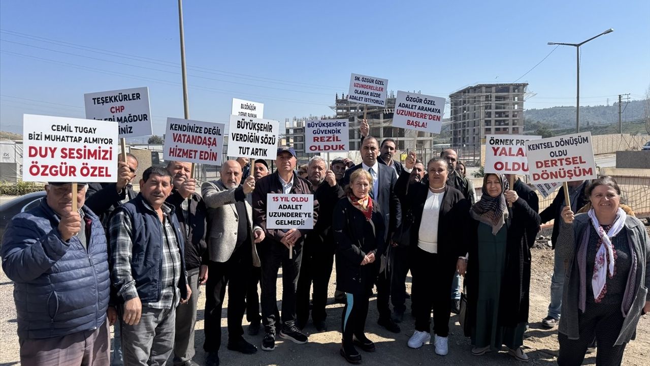 İzmir'de Uzundere Kentsel Dönüşüm Projesi Sahipleri Eylem Düzenledi