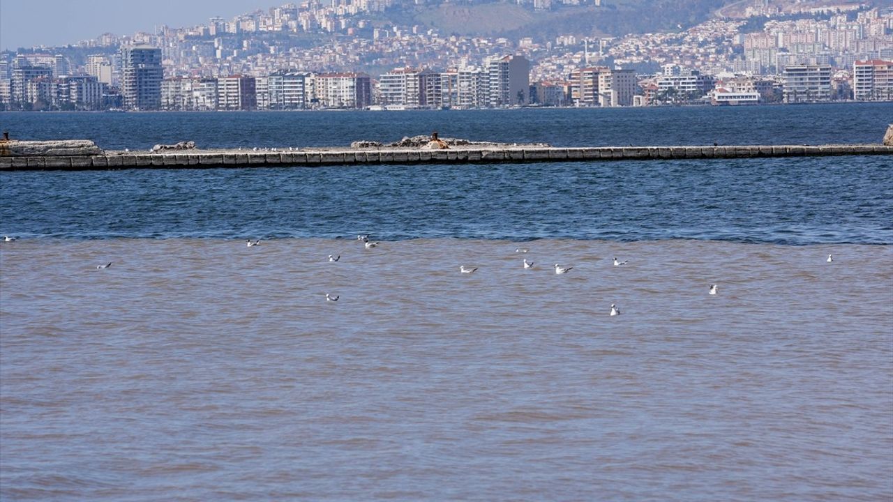 İzmir Körfezi'nde Atık Su Deşarjı Sonrası Renk Değişimi