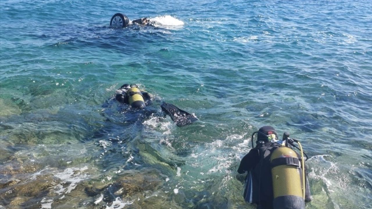 İzmir Urla'da Denize Düşen Araçta Bir Kişinin Cesedi Bulundu