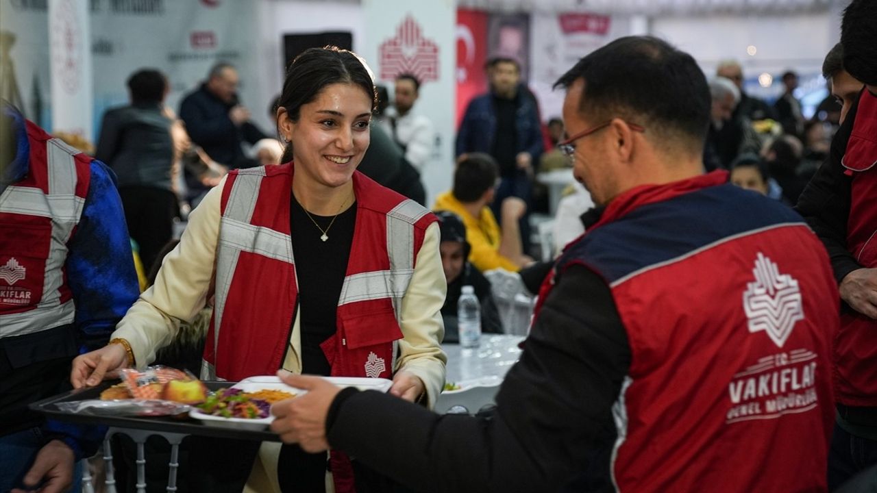 İzmir Vakıflar Bölge Müdürlüğü Ramazan'da İftar Sofraları Kuruyor