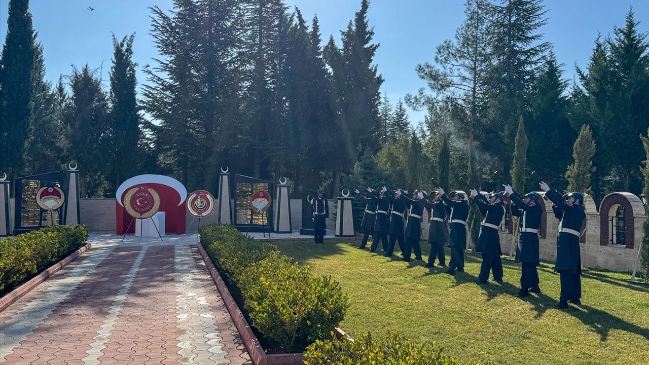 İzmir ve Etrafındaki İllerde Şehitler Anıldı ve Çanakkale Deniz Zaferi Kutlandı