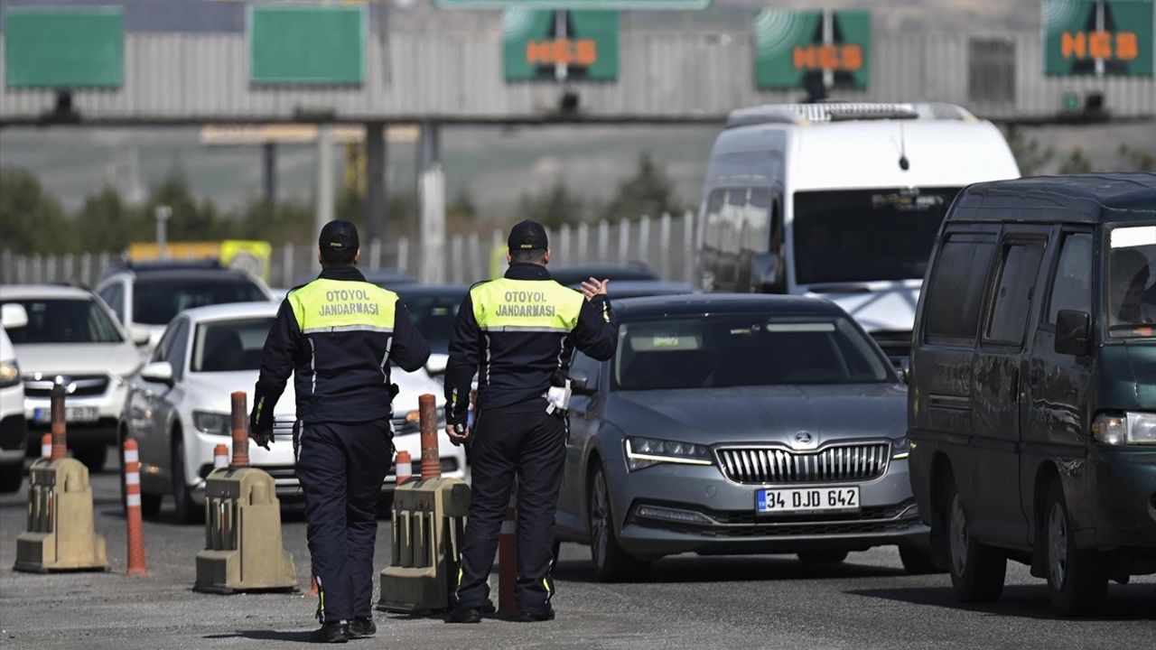 Jandarma Bayram Trafiğinde Hava ve Kara Denetimi Yapıyor