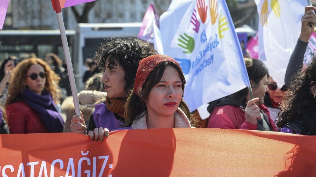 Kadıköy'de 8 Mart Dünya Kadınlar Günü Kutlandı