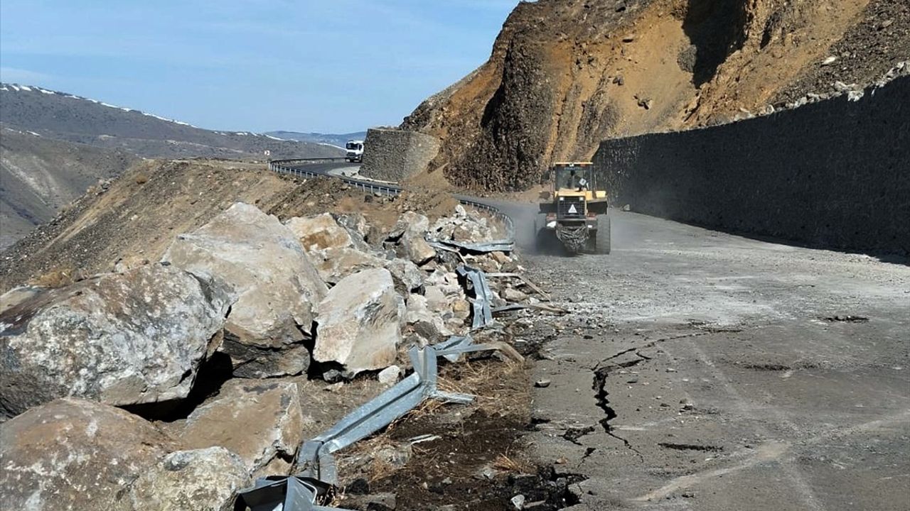 Kars'ta Heyelan Ulaşımı Kesintiye Uğrattı