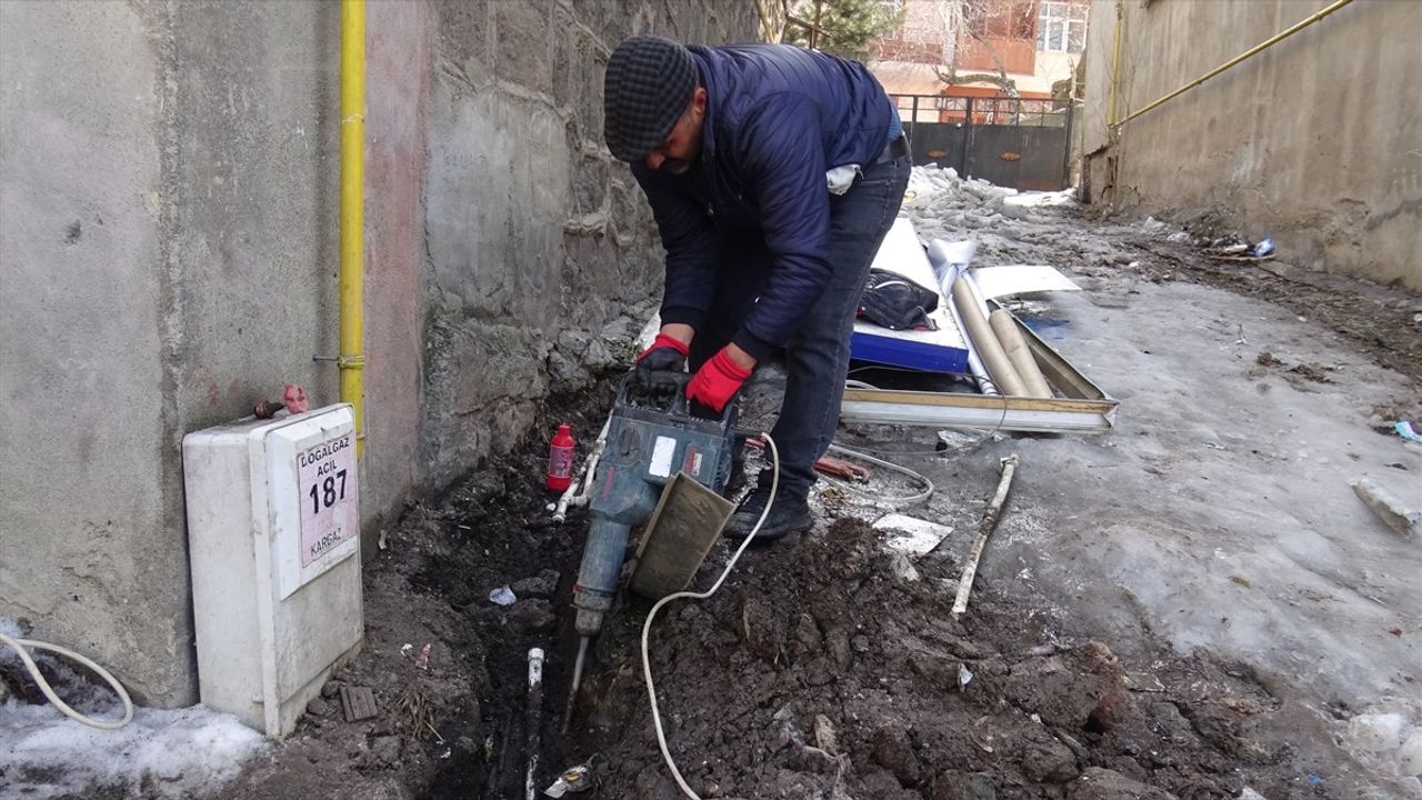 Kars'ta Soğuk Hava İçme Suyu Şebekesini Dondurdu