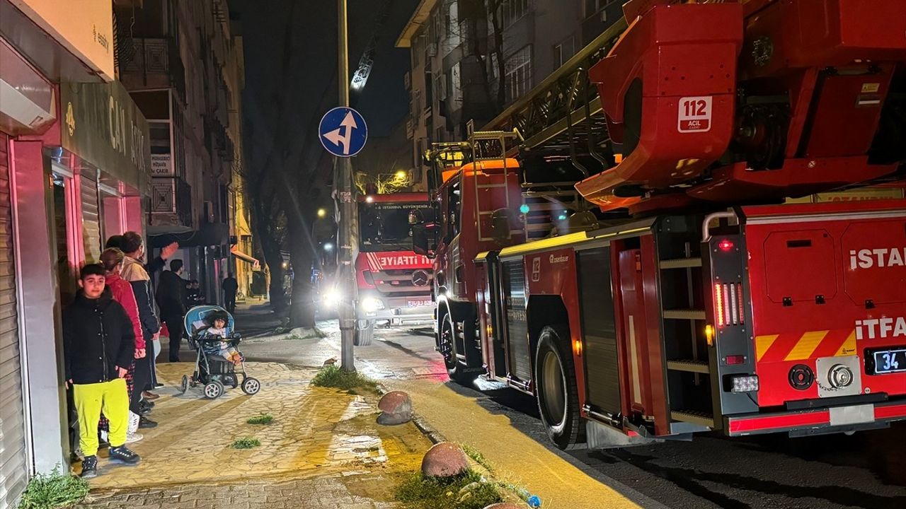 Kartal'da Metruk Binada Yangın Kontrol Altına Alındı