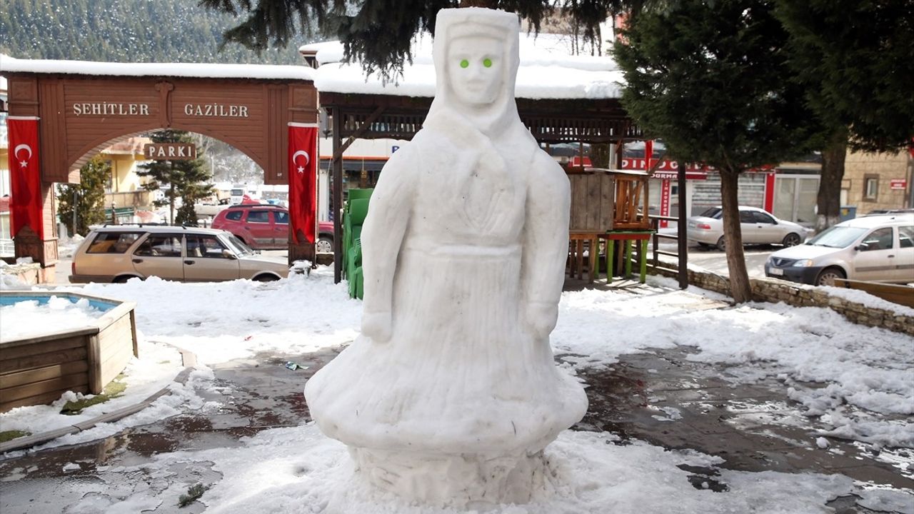 Kastamonu'da Yöresel Kıyafetli Kadınların Kardan Heykeli