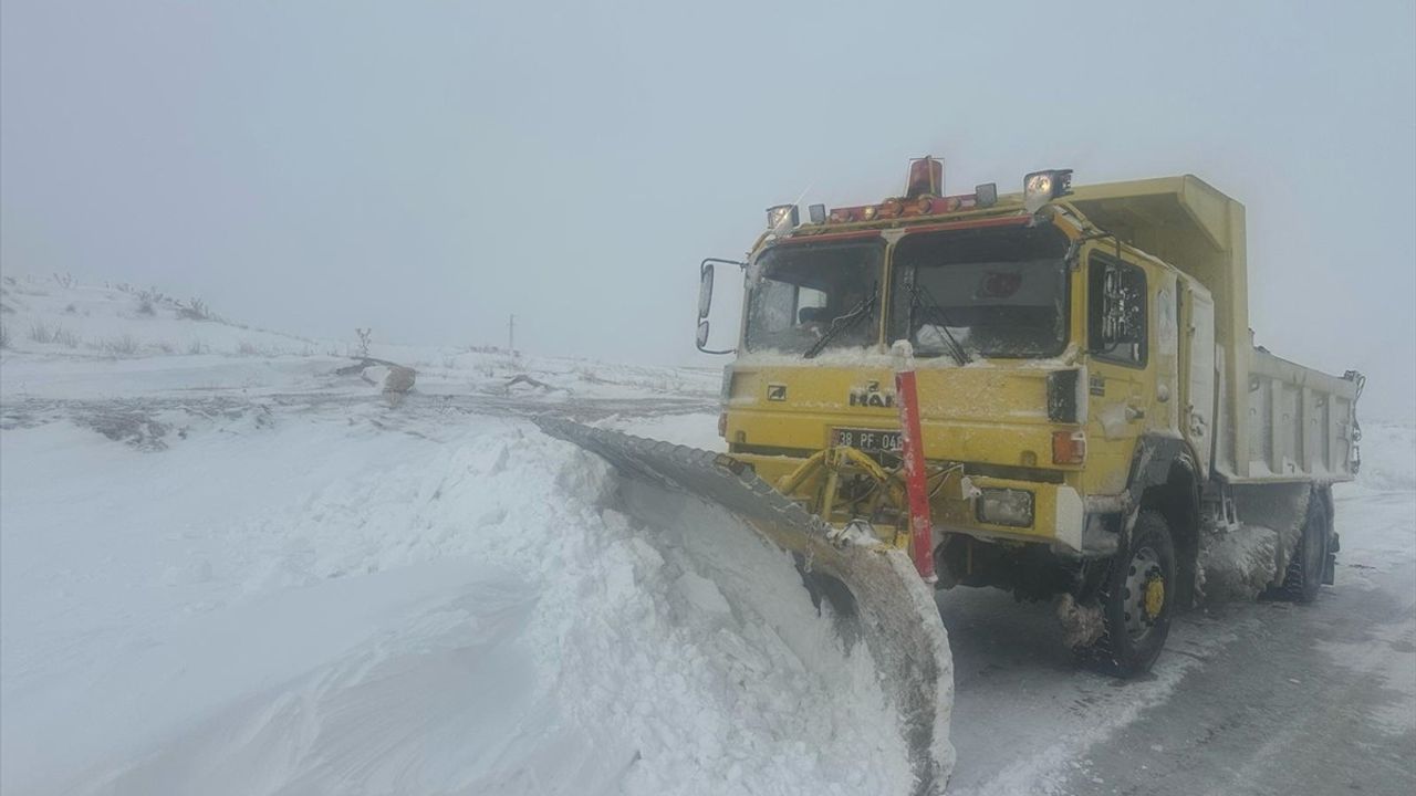 Kayseri'de Karla Mücadele: 203 Mahalle Yolu Ulaşıma Açıldı