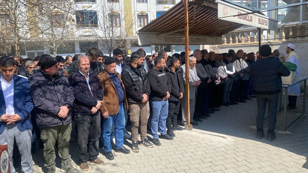 Kayseri'de Tünel İnşaatında Kaya Düşmesi Sonucu Hayatını Kaybeden İşçi Defnedildi