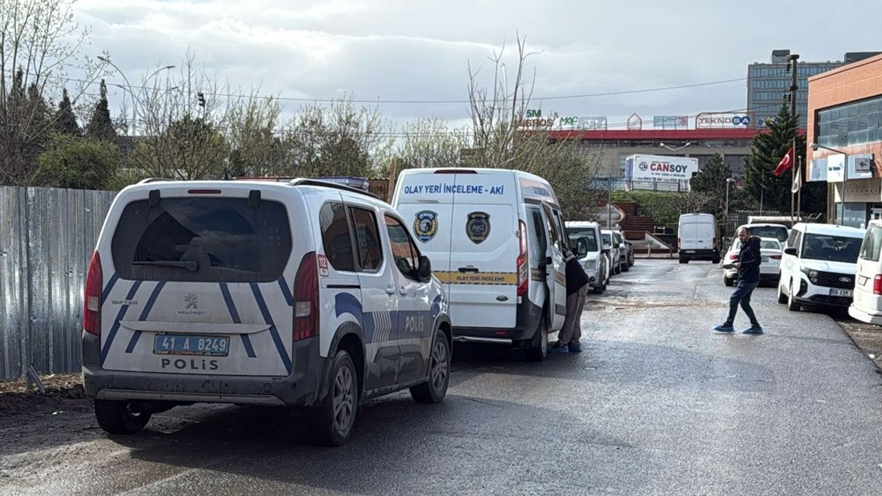 Kocaeli'de İnşaattan Düşen İşçi Hastaneye Kaldırıldı