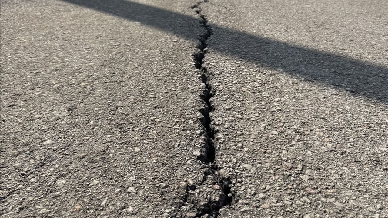 Kocaeli'de İstinat Duvarı Kaydı, Sokak Trafiğe Kapandı