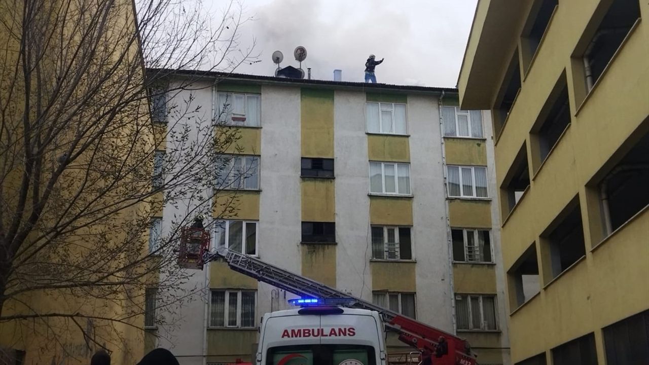 Konya'da 5 Katlı Binanın Çatısında Yangın Çıktı