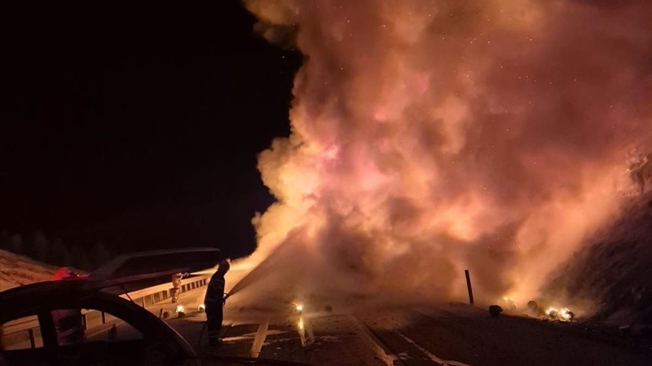 Kütahya'da İplik Yüklü Tırda Yangın Ulaşımı Aksattı