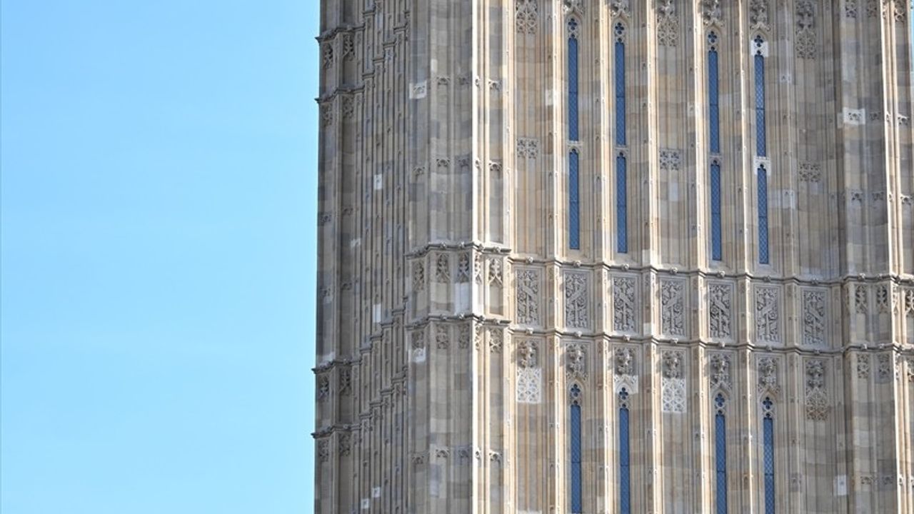 Londra'da Big Ben'e Filistin Bayrağıyla Tırmanan Protestocu