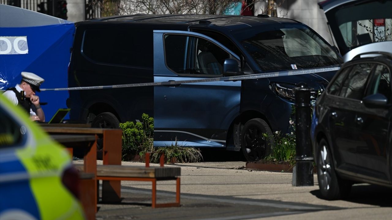 Londra'da Minibüs Kazası: 1 Ölü, 2 Yaralı