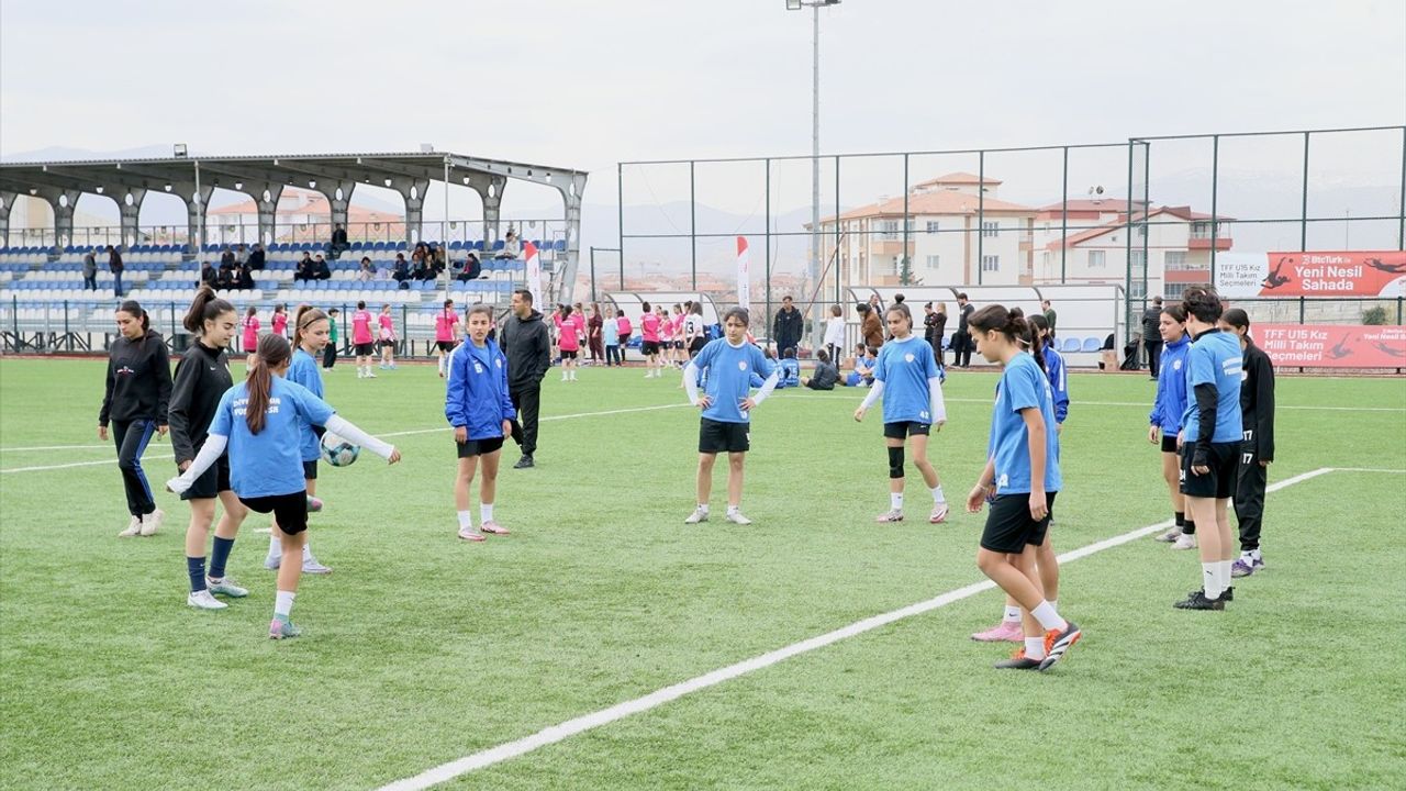 Malatya'da 15 Yaş Altı Kız Milli Futbol Takımı Seçmeleri Gerçekleşti