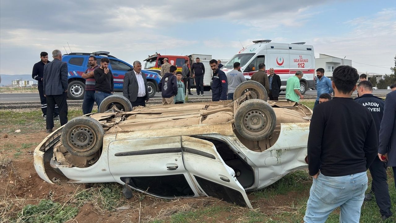 Mardin'de Otomobil Devrildi: 4 Yaralı