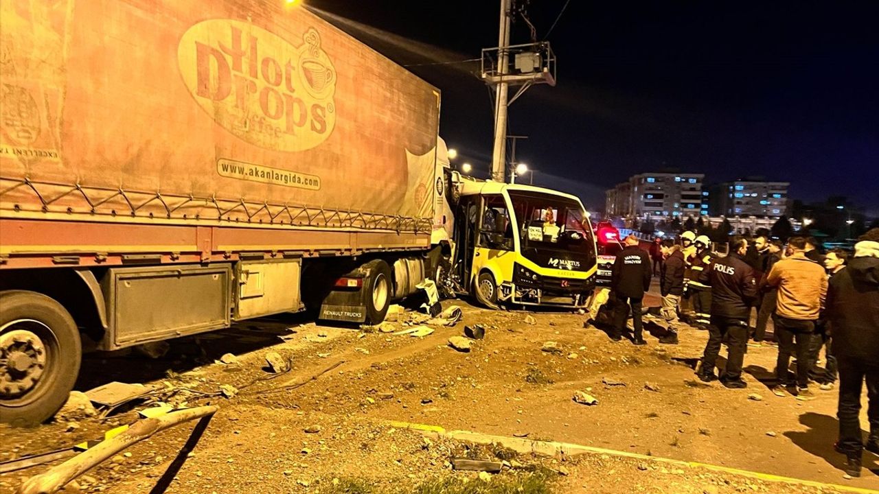 Mardin'de Tır ve Minibüs Çarpıştı: 4 Yaralı