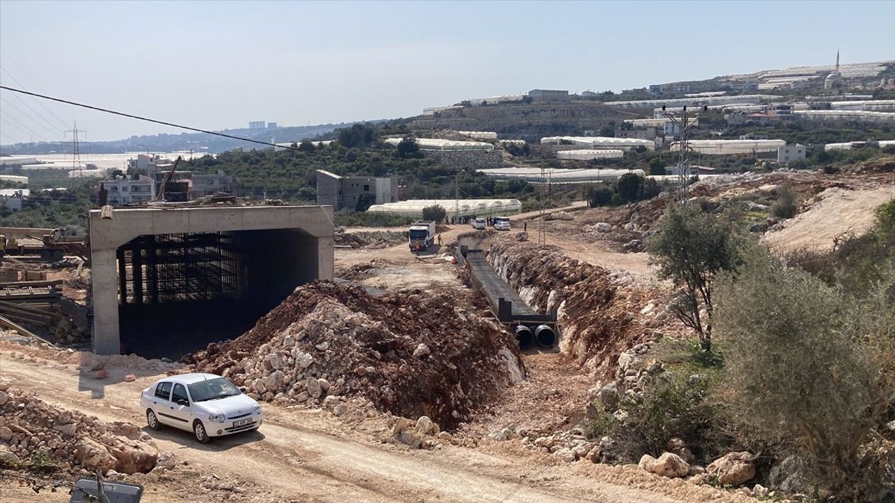 Mersin'de Kontrollü Patlatma Sonrası Kaya Parçaları Eve Düştü