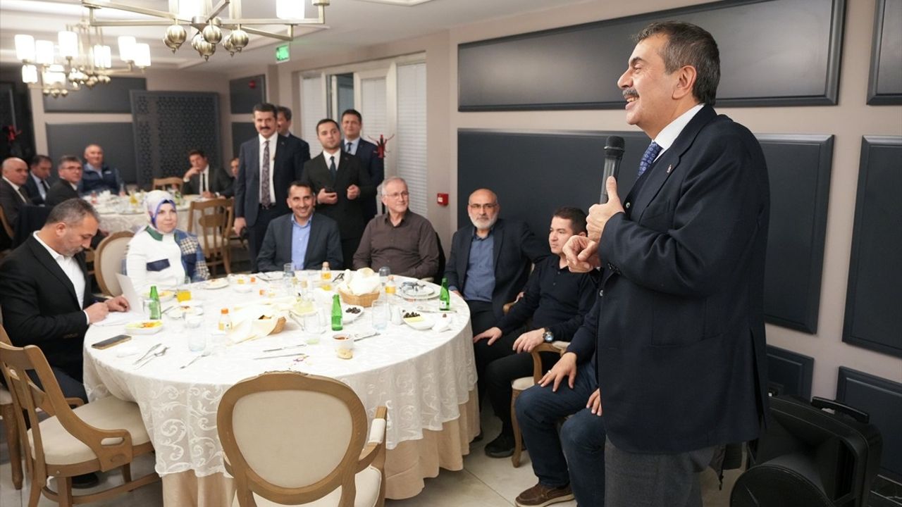 Milli Eğitim Bakanı Tekin'den Okul Müdürlerine İftar Ziyareti