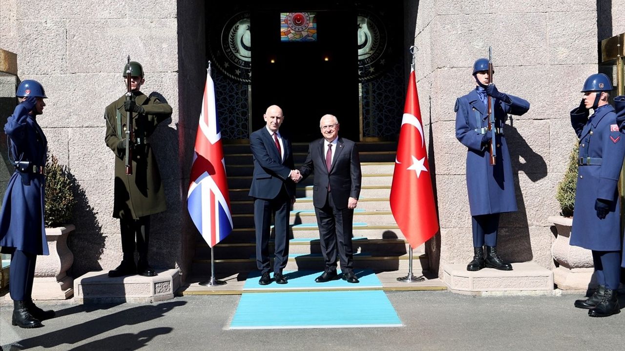 Milli Savunma Bakanı Güler, İngiltere Savunma Bakanı Healey ile Görüştü