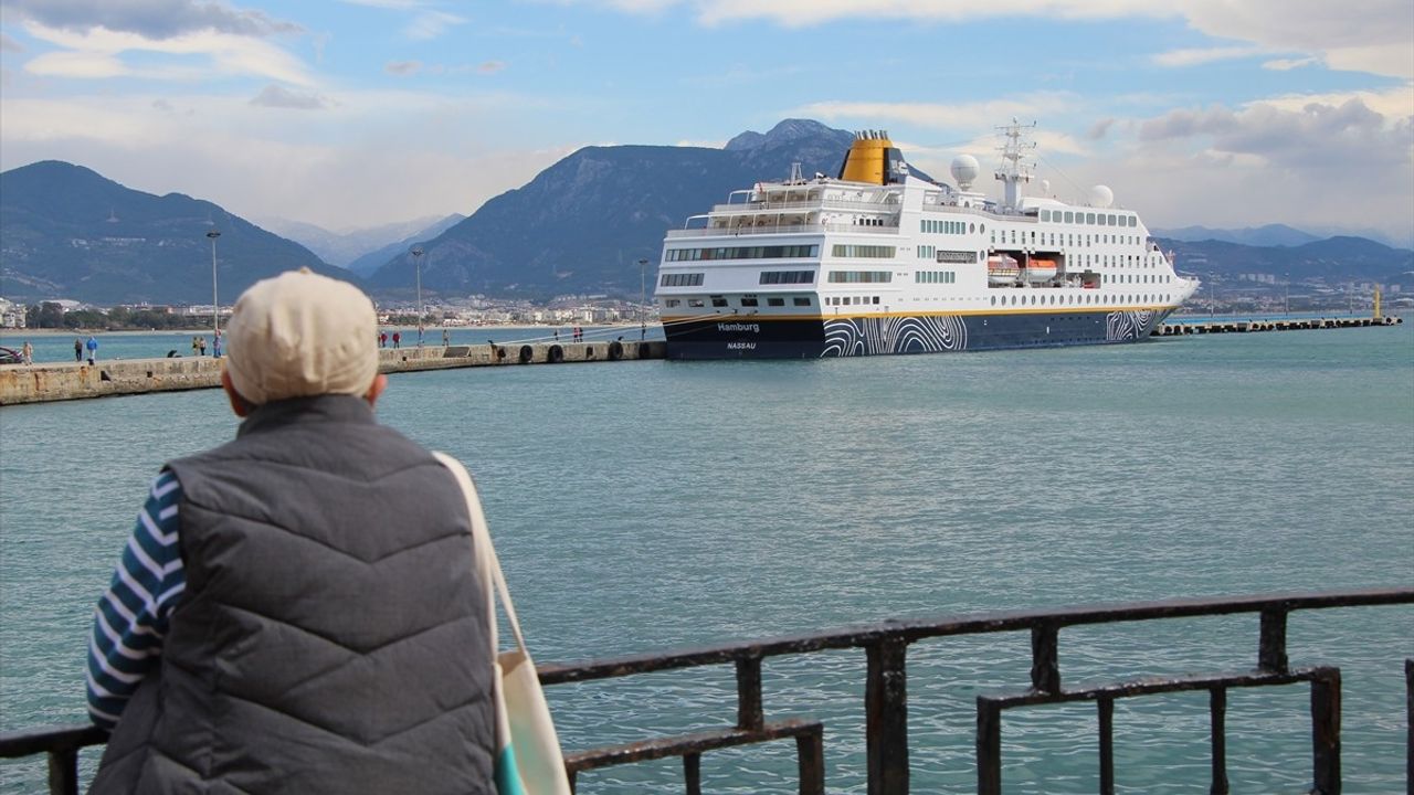 MS Hamburg Kruvaziyeri Alanya Limanı'na Demirledi