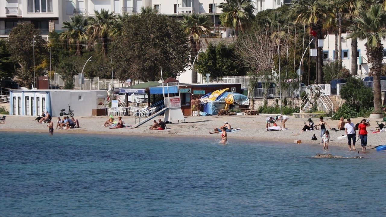 Muğla'nın Sahillerinde Sıcak Hava Yoğunluğuna Neden Oluyor