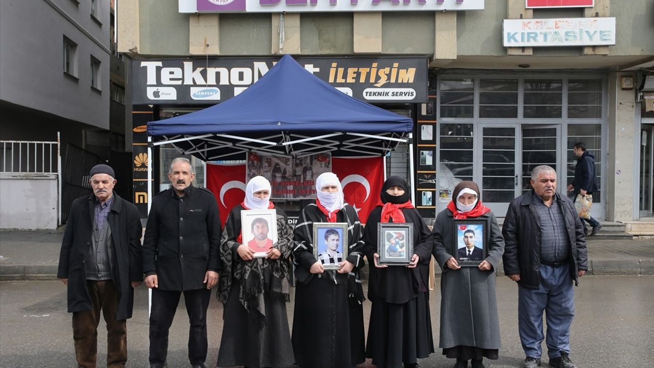 Muş'ta Terör Mağduru Aileler Eylemlerini Sürdürüyor