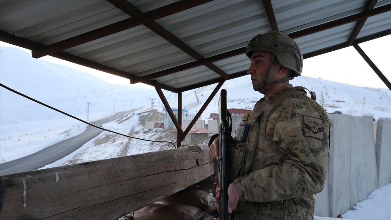 Muş Valisi Çakır'dan Askerlere İftar Ziyareti