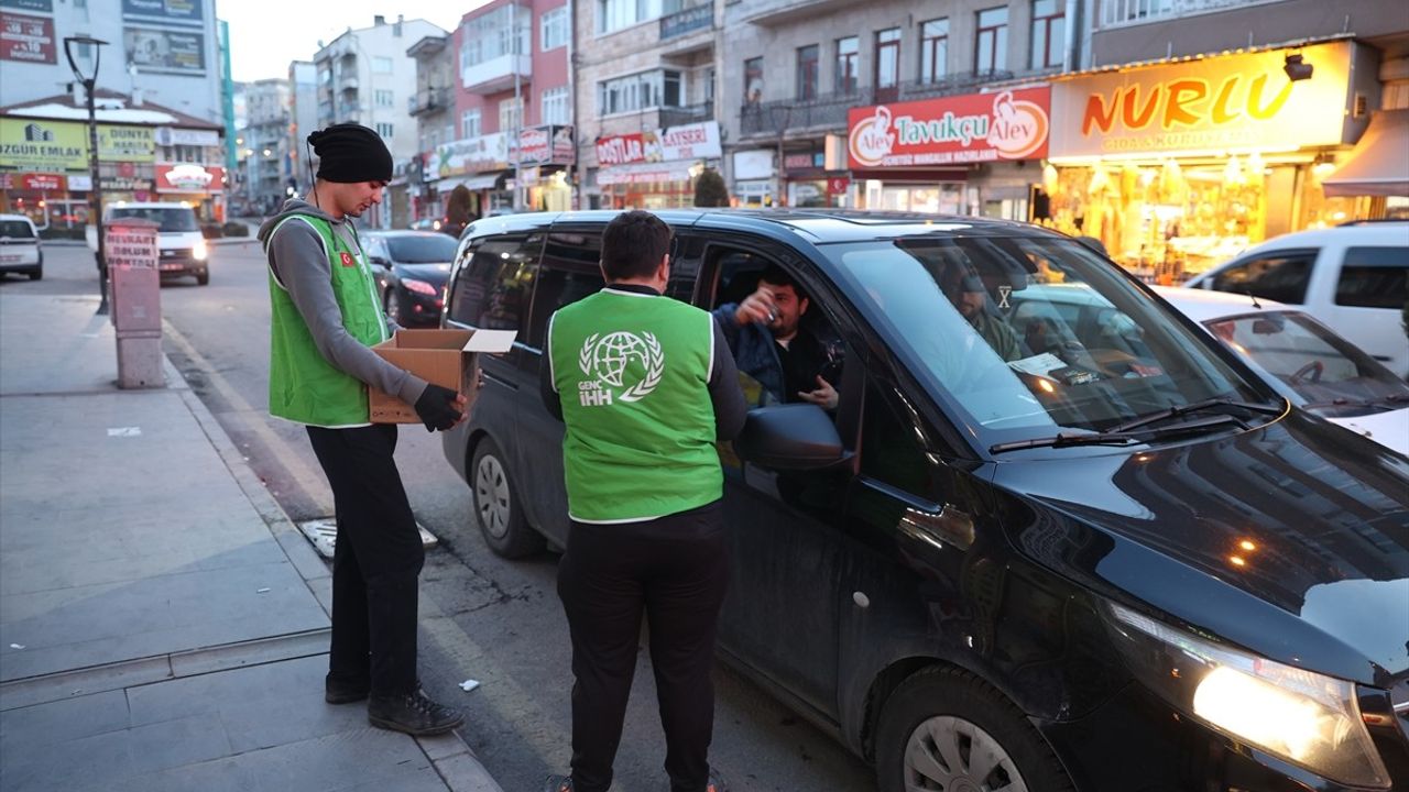 Nevşehir'de İftar Vakti İkramı: Gençlerden Anlamlı Destek
